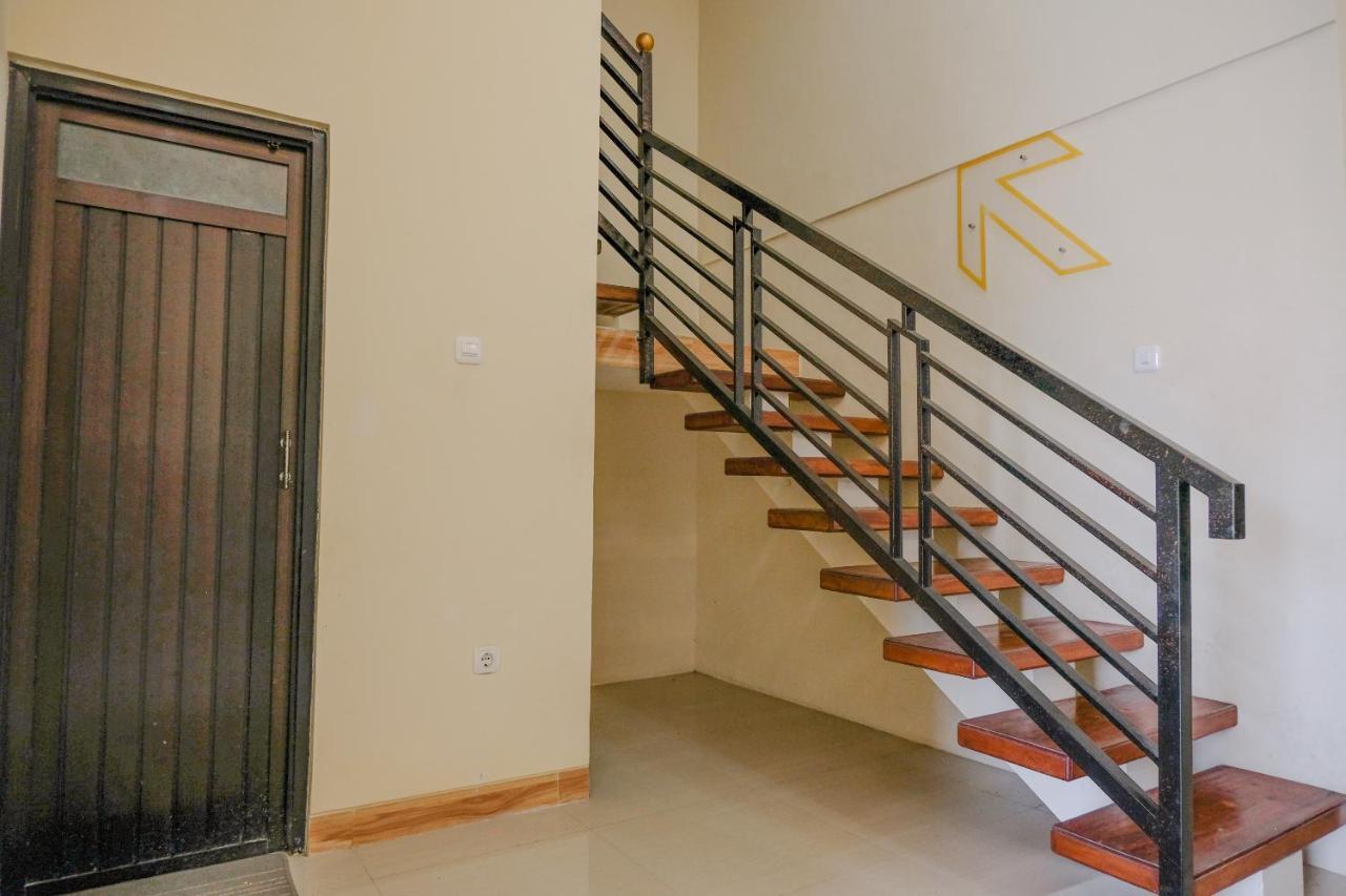 Tf Homestay Near Alun Alun Caruban Madiun Bagian luar foto